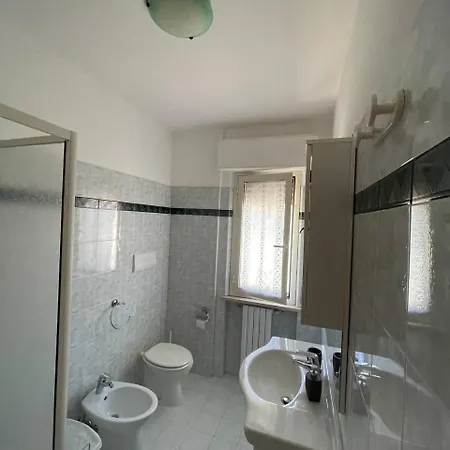 - Vicino Al Mare, Lontano Dalla Ferrovia Apartment *
