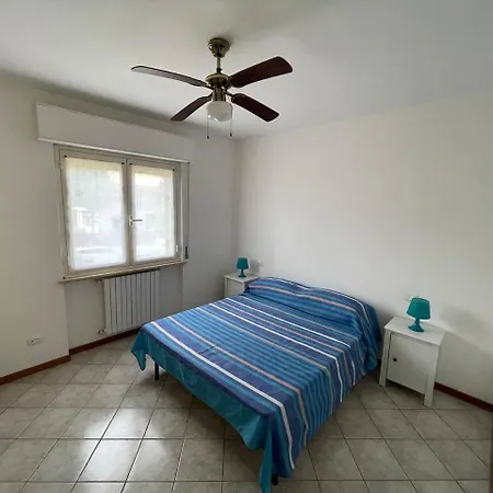 - Vicino Al Mare, Lontano Dalla Ferrovia *