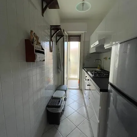 - Vicino Al Mare, Lontano Dalla Ferrovia *