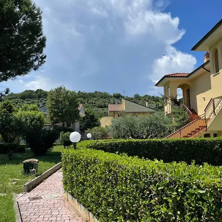 - Vicino Al Mare, Lontano Dalla Ferrovia Pineto