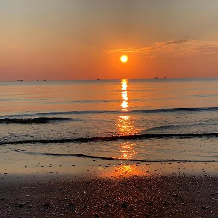 - Vicino Al Mare, Lontano Dalla Ferrovia *