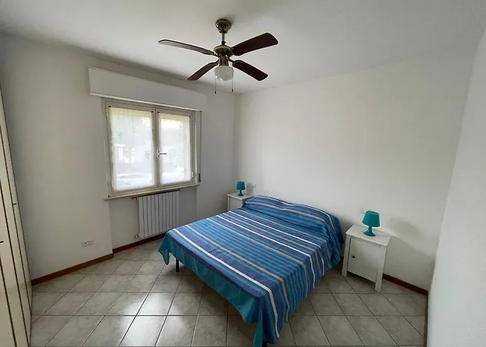 - Vicino Al Mare, Lontano Dalla Ferrovia *