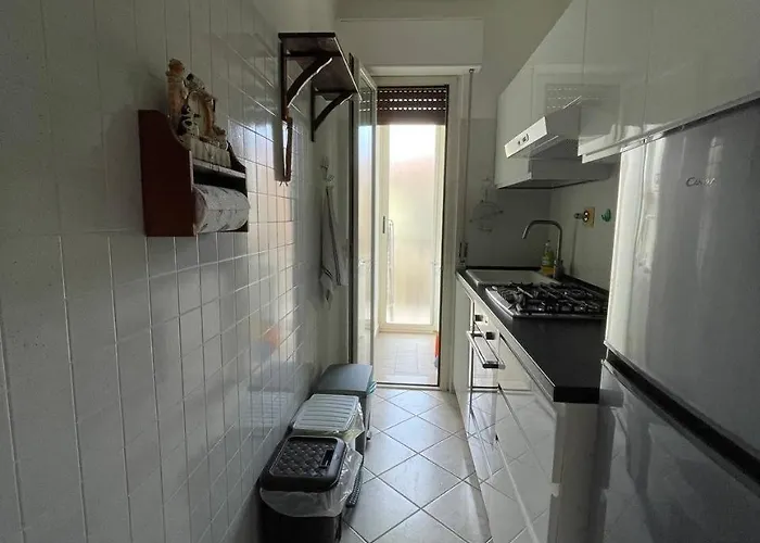 - Vicino Al Mare, Lontano Dalla Ferrovia *